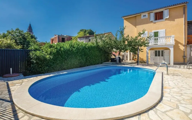 Amazing Home in Poljica With Wifi and 4 Bedrooms