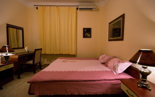 Travelling Actor - Inn