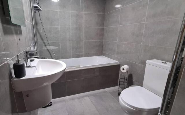 Holiday Maisonette, 13 mins walk to Beach,Sleeps 4