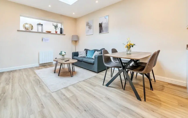 London Street Apt By REDWOOD STAYS