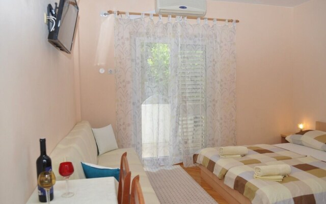 Apartments and Rooms Ljuba - 130 Meter From Sea