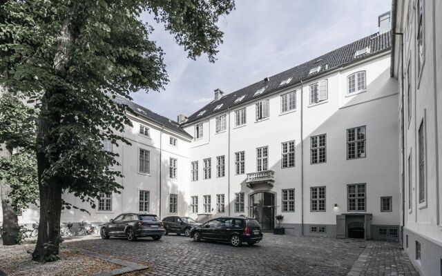 Apartment with Private Terrace