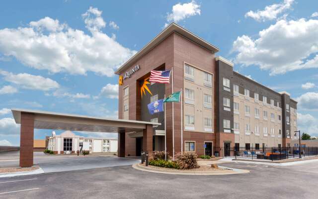 La Quinta Inn & Suites by Wyndham Wichita Airport