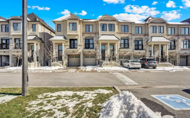 Stylish Mississauga Lower Unit BBQ Yard Paradise