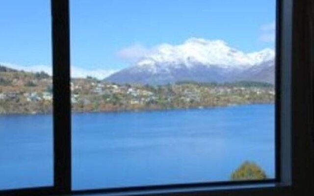 Larch Hill Bed & Breakfast / Homestay
