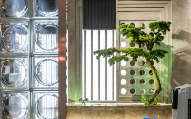 Meet the Vino Hotel (Pedestrian Street City Plaza)