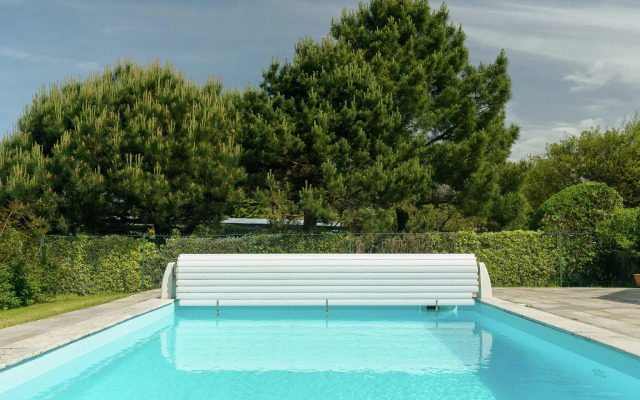 Spacious Villa in Concarneau with Swimming Pool