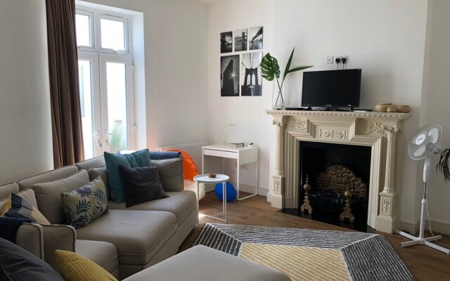 The Spacious Fitzjohn’s Road Apartment - RKC