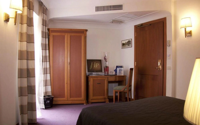 J Maluni City Hotel