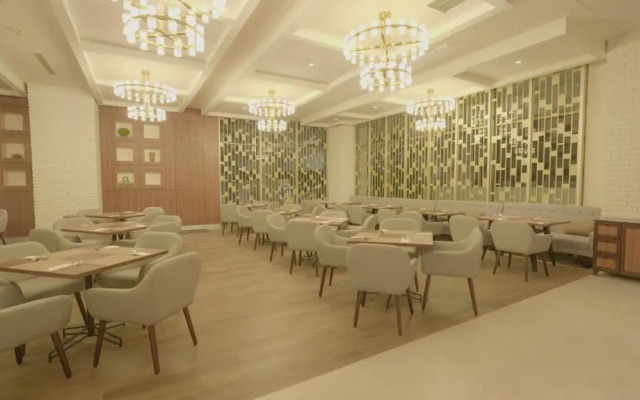 Whiz Luxe Hotel Spazio Surabaya