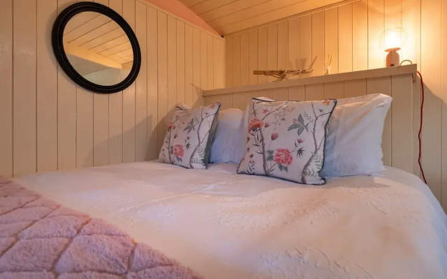Glamping in Northamptonshire Near Cotswolds