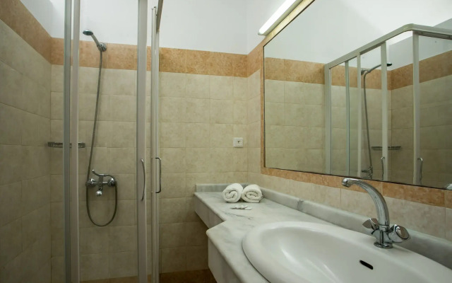 Lambis Studios & Apartments