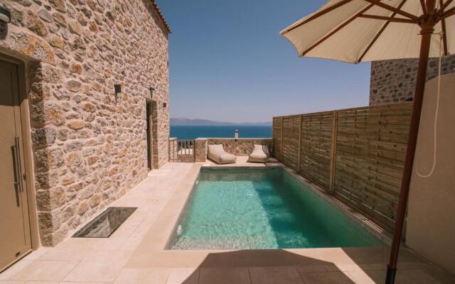 Mani Luxury Suites and Studios in Gytheio with Private Pools