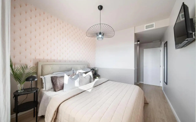 Brand new apartment with gym&rooftop pool.