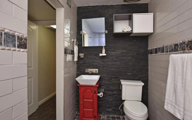 Spacious Updated 2 Masters POOL