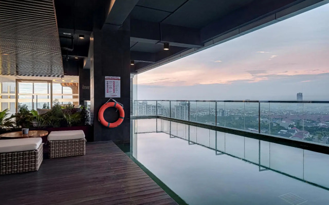 Whiz Luxe Hotel Spazio Surabaya