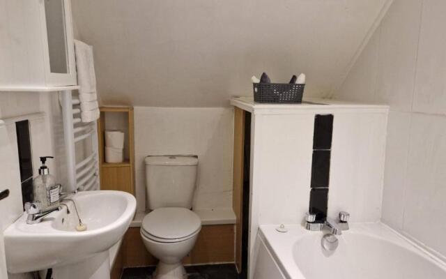 Cosy 1 Bed Apt in Lincoln With Amenities & Parking,