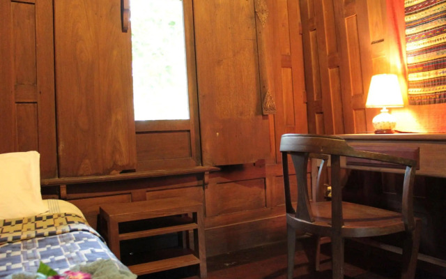 Thai Teak House Garden Homestay
