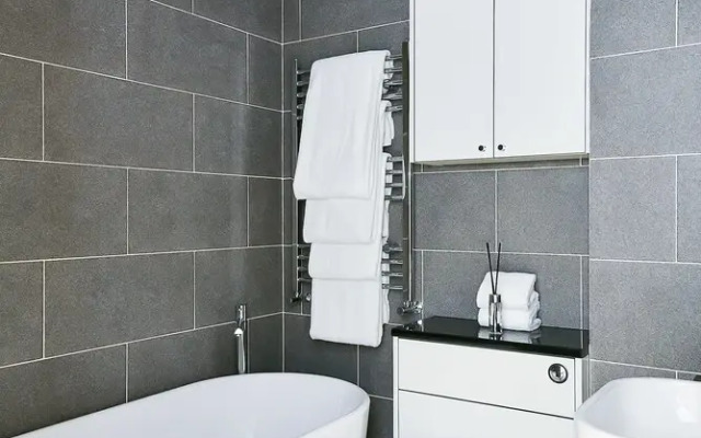 Large 4BR House in S.W. London - Sleeps 10!