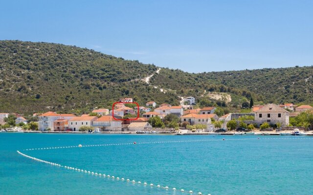 2 - Modern Apartment With Garden, 80m From Beach