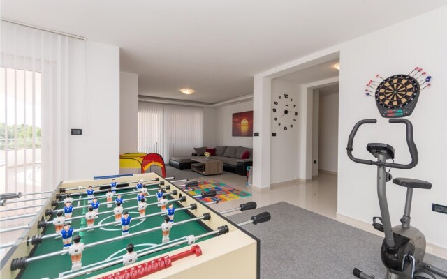 Beautiful Home in Zaton With Wifi and 6 Bedrooms