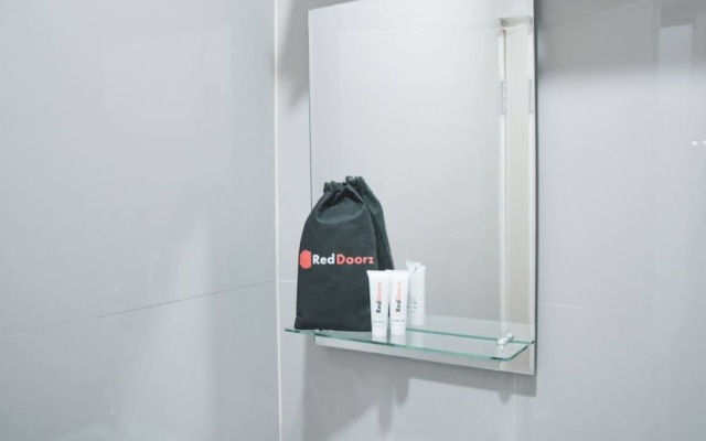 RedDoorz Plus Syariah near Manggarai Station 3
