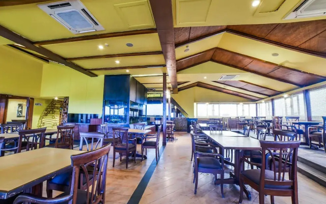 OYO Flagship 27068 The Sapphire Comfort Hotel