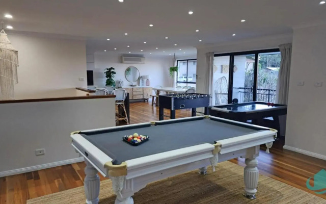 Splendour Hideaway - Luxury pool at Caves Beach