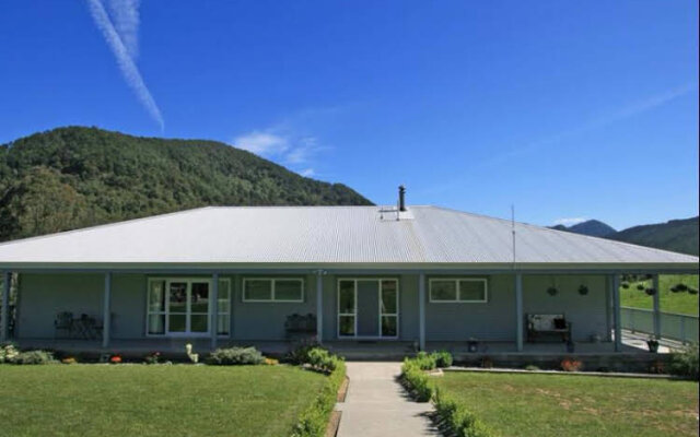Pelorus River Views - Bed and Breakfast