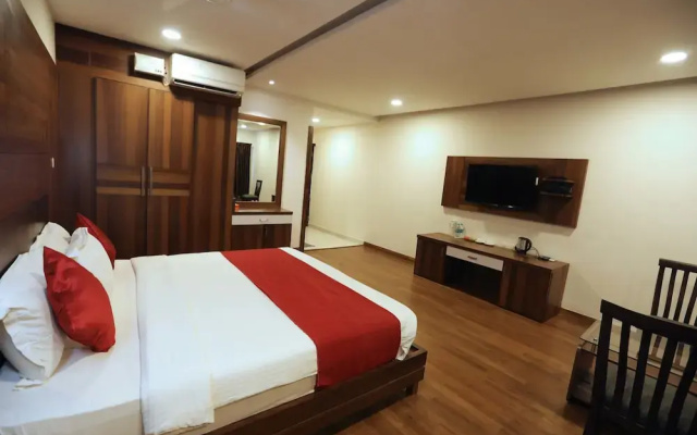 OYO 15909 The Traders Hotel