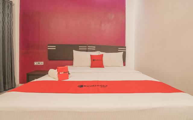 RedDoorz Plus near Undip Pleburan