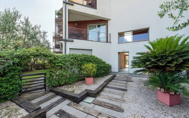 Rosy House 100mt From Lake& Shared Pool