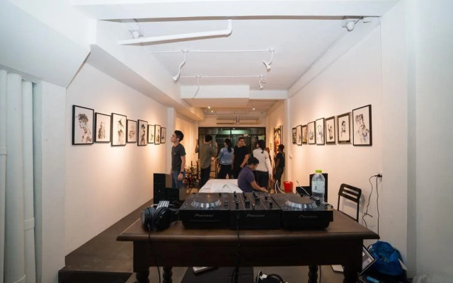 Lit Up Hostel & Gallery