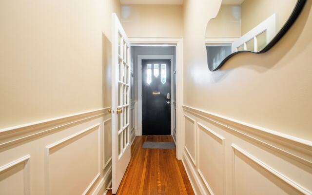 Cozy Houses in Downtown Toronto by GLOBALSTAY
