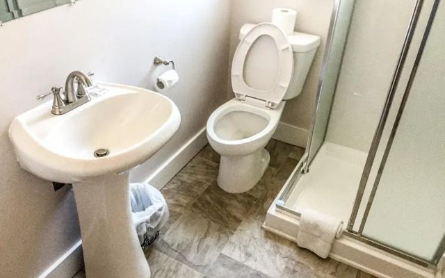 Admiral's Quay Motel & Suites