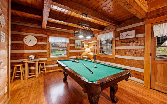 Hot Tub View Pool Table Fireplace Honeymoon