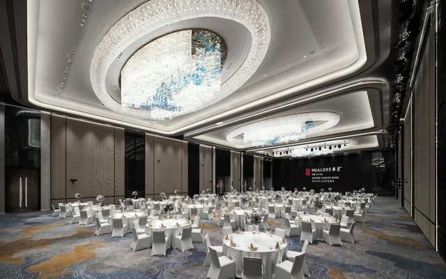HUALUXE Nanjing Yangtze River by IHG