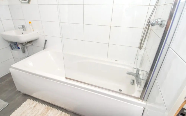 New Apartment - Sleeps 4 - Parking - City Centre