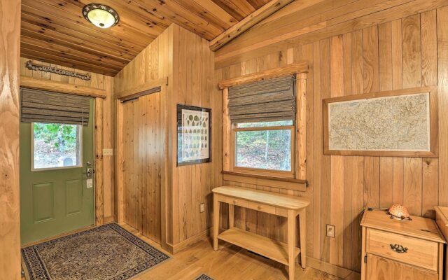 Fletcher Cabin: Wraparound Deck & Pond Access