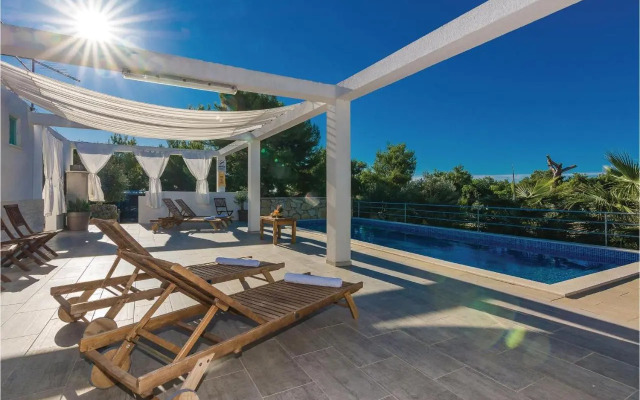 One-Bedroom Apartment in Vir