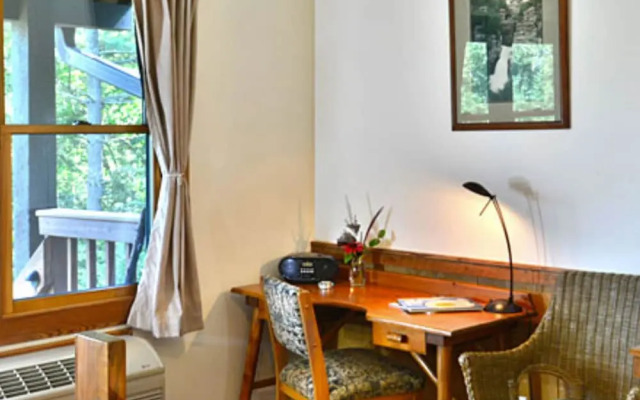 Bent Creek Lodge Bed & Breakfast