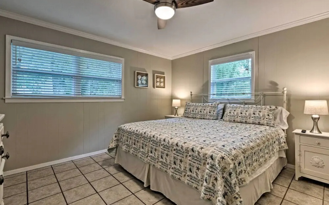 Ocean Springs Getaway - Walk to Beach & Downtown!