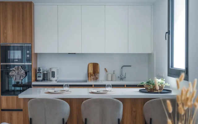 Elegant 2-bedroom Apt With Private Terrace