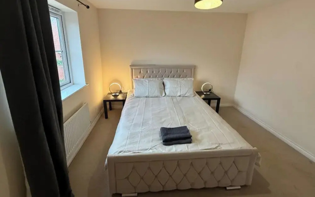 4 Bedroom House Sleeps 8 - Free Parking - Garden