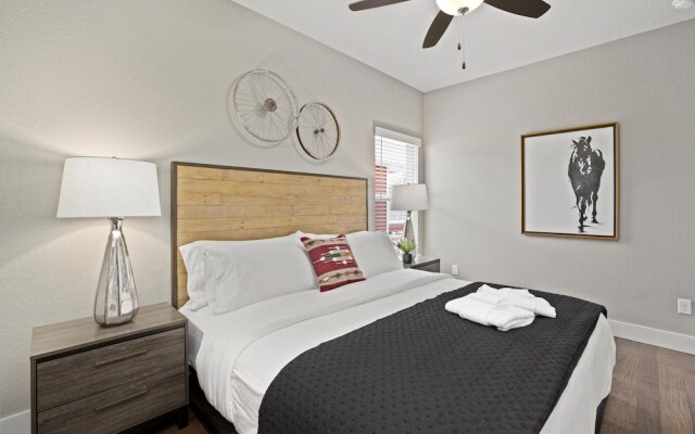 Big Blue on Main-hot Tub-less Than 1 Mi to Square