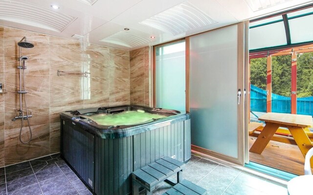 Kkoristar Pool and Spa Pension