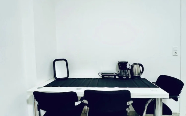 Cozy 3BR Apt with Garden Sleeps 10