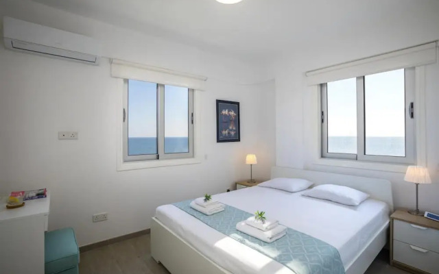 Mackenzie Zoe Seafront Suite