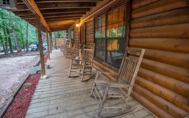 Mountain Bear Lodge Includes Roku TV, Wifi, Hot Tub, and BBQ by Redawning