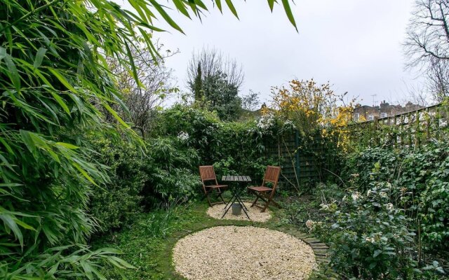 Beautiful 2 BED Garden Apartment